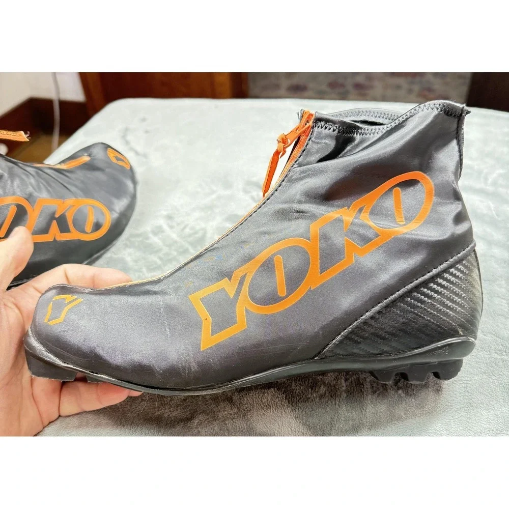 Yoko YXC 1.0 Cross Country Ski Boots Mens EU 43 (28.5 Mondo) Black Orange Gloves